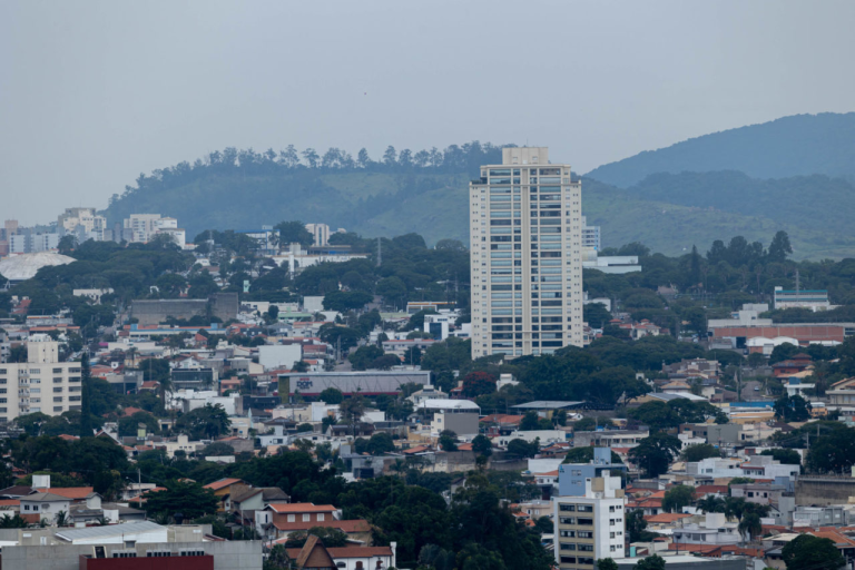 Frente fria provoca queda nas temperaturas e Defesa Civil orienta população sobre cuidados no inverno