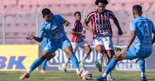 Em tarde de sono, Galo dorme e acorda na lanterna do grupo