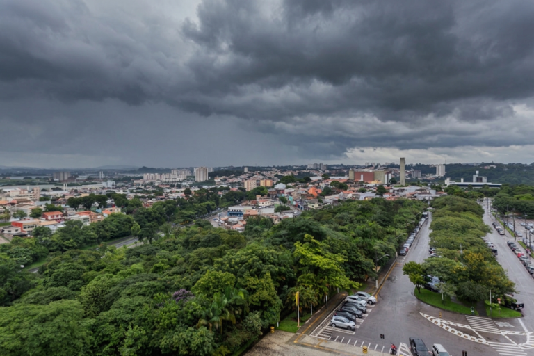 Alerta de tempestade em Jundiaí nesta quarta (26) antecipa onda de calor de até 34°C no fim de semana